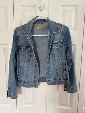 Levi’s women’s medium- Classic Denim Jean Jacket in Light Blue